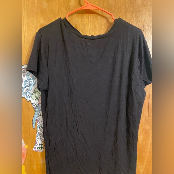 Selling a black shirt - Picture 3 of 3
